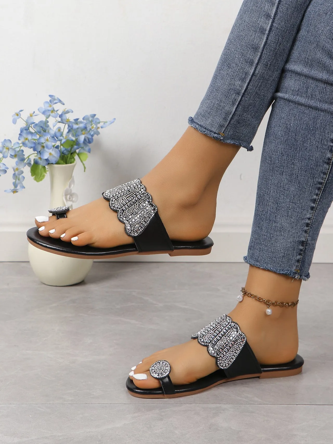 elveswallet Black Toe-loop Rhinestone Flat Beach Slippers