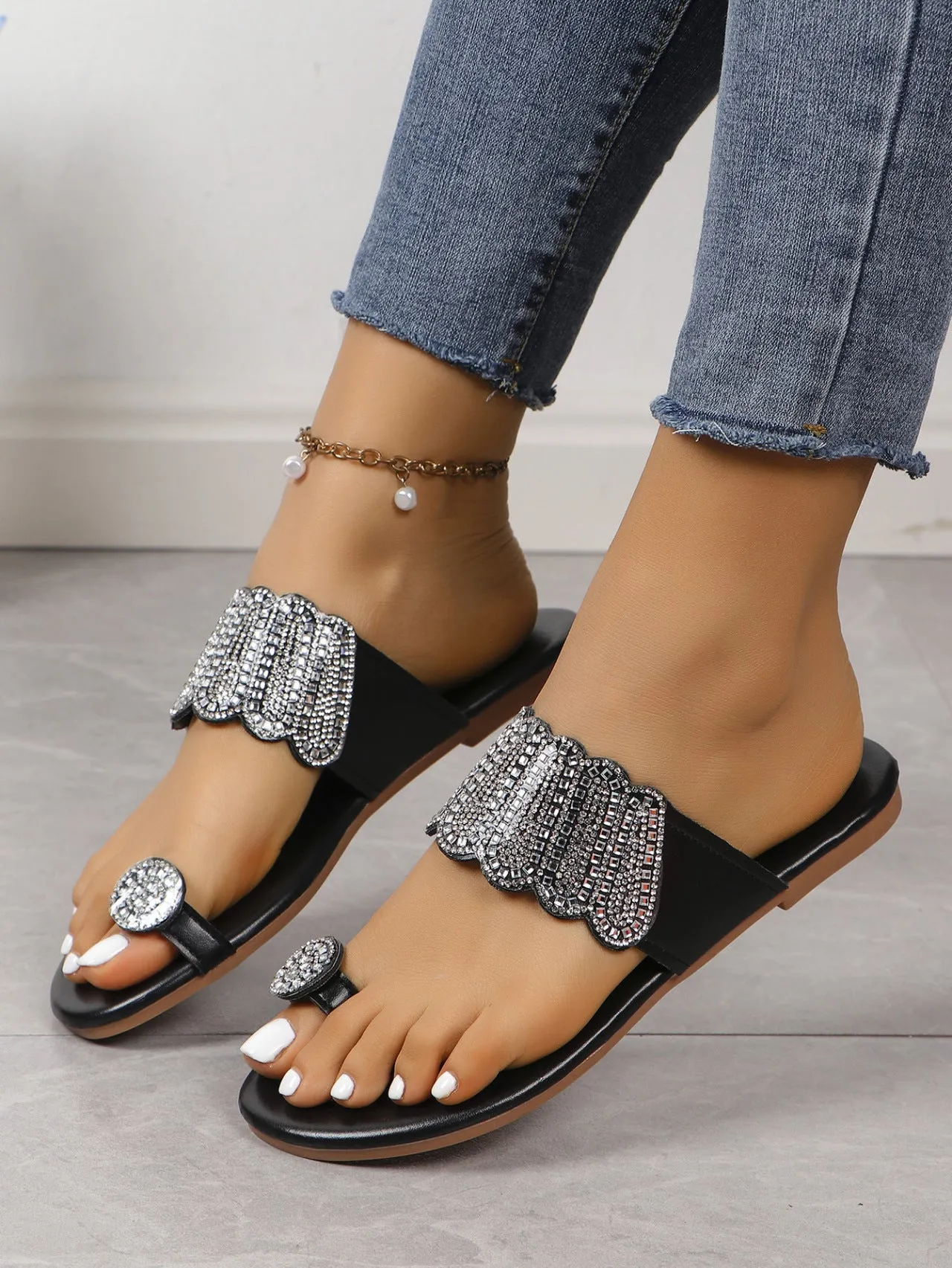 elveswallet Black Toe-loop Rhinestone Flat Beach Slippers