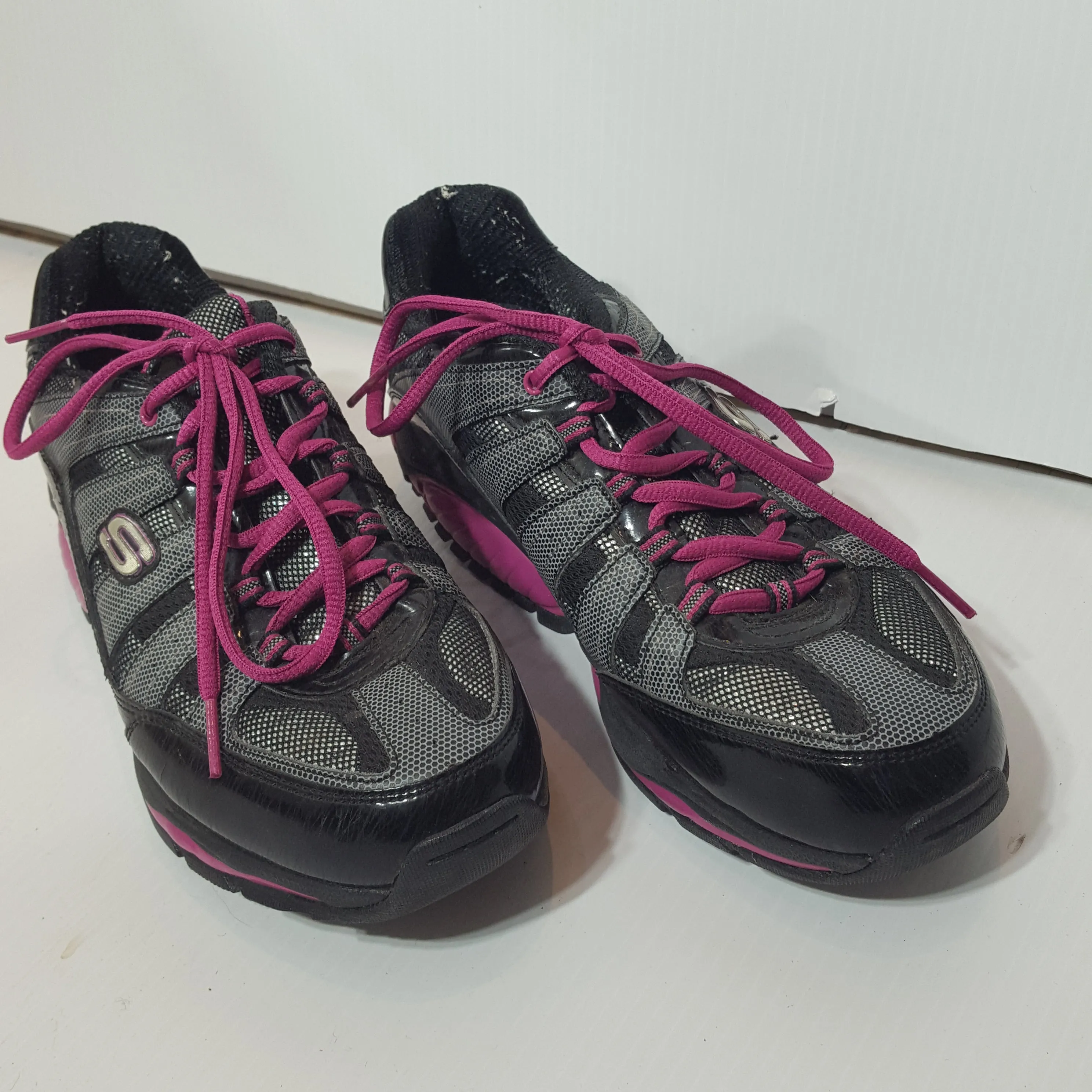 Skechers Womens Sneakers - Size 8.5 - Pre-owned - AWJRT5